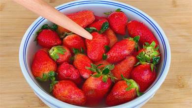 草莓只用鹽和清水洗，相當於吃蟲卵，教你正確做法，洗得乾淨放心吃