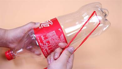 塑膠瓶可別扔，底部系兩根繩子，掛在衛生間超實用，誰用誰喜歡，看完果斷做一個