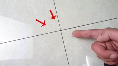 瓷磚地板，黑黑的縫隙難清理，簡單一招，一擦就能洗白，方法真是太棒了