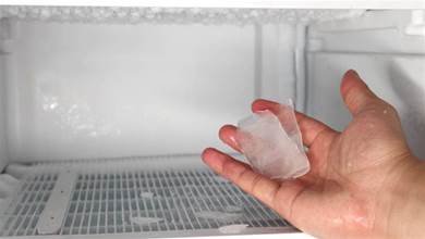 冰箱裡結冰很厚不要鏟，教你一個好方法，幾分鐘冰霜全都除乾淨，輕鬆