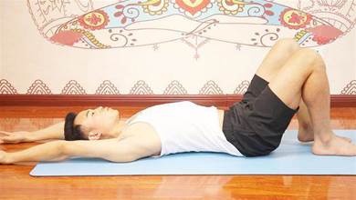 瑜伽老師教你一個專瘦大肚子的動作，睡前做3組，不去健身房
